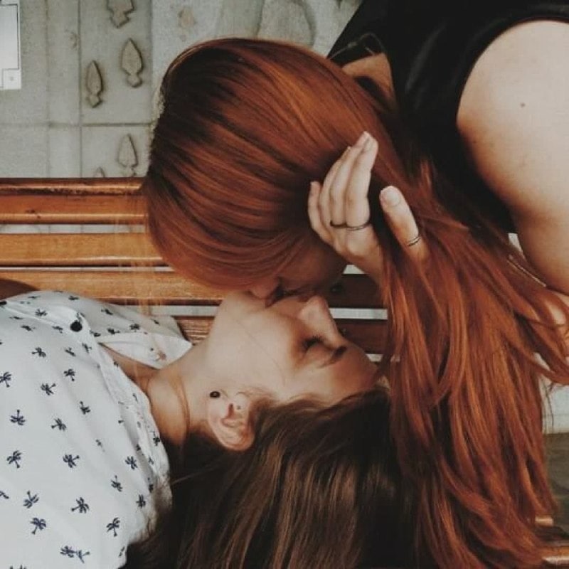 Горячие русские лесбиянки в колготках хватают друг друга за сиськи
