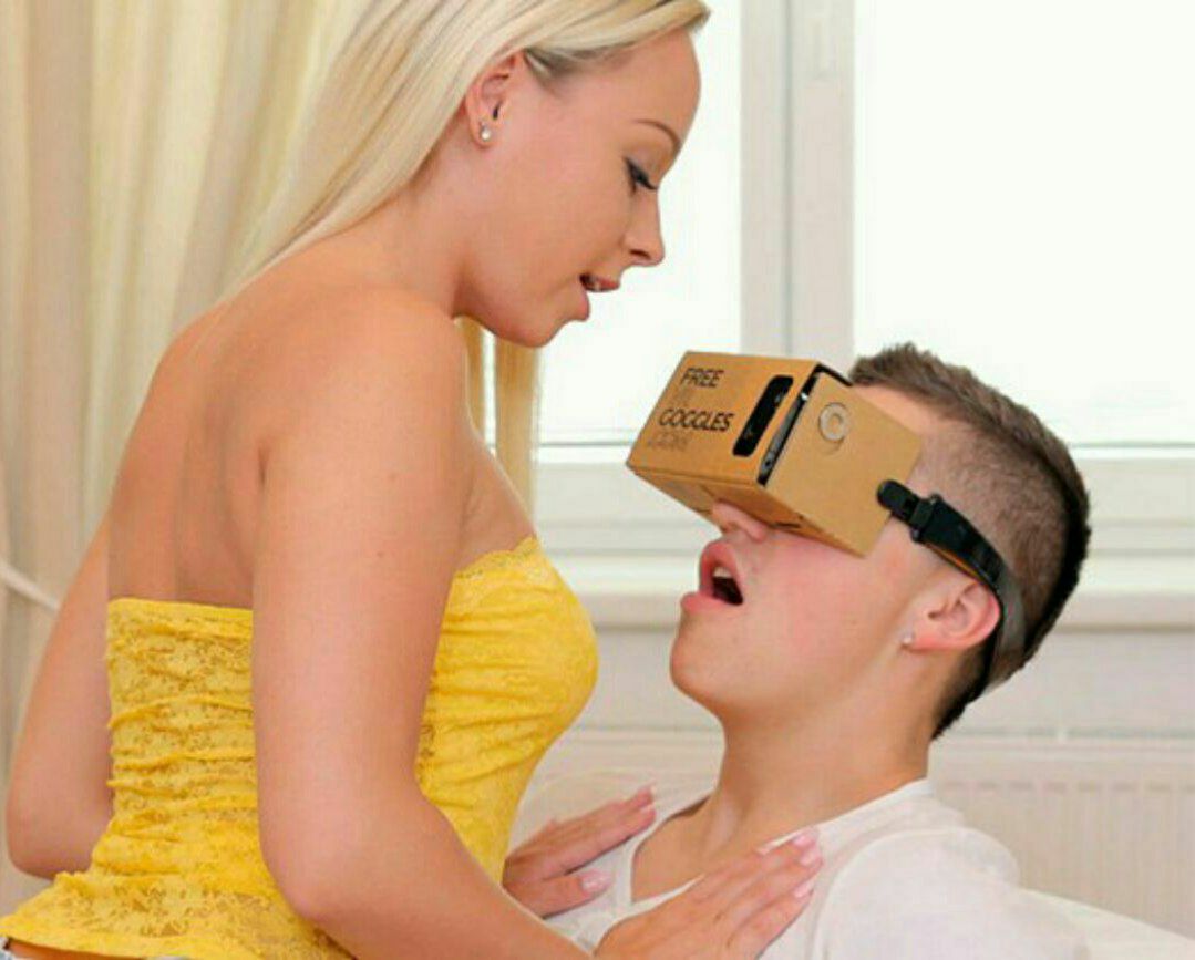Парень в очках виртуальной реальности трахает блондинку