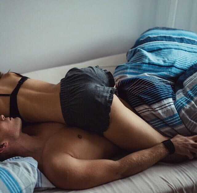 Девка в постели с парнем занимается оральным сексом