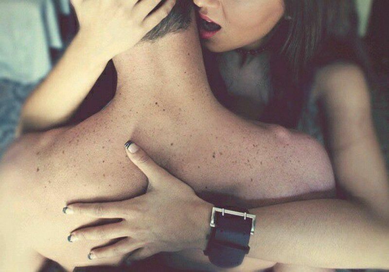 Парень с девушкой целуются и делают эротическое селфи порно фото