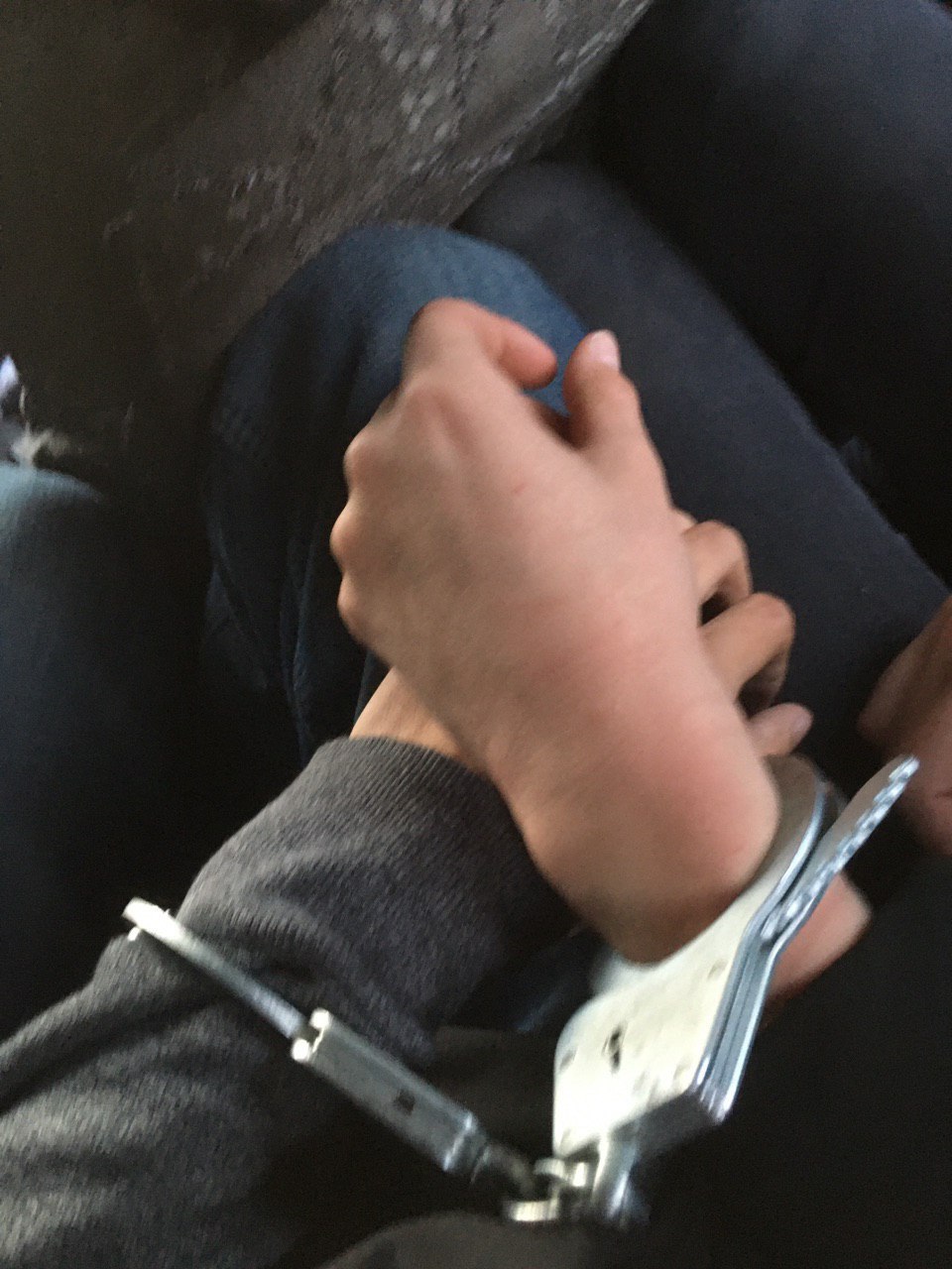 Краля мастурбирует парню закованному в наручники
