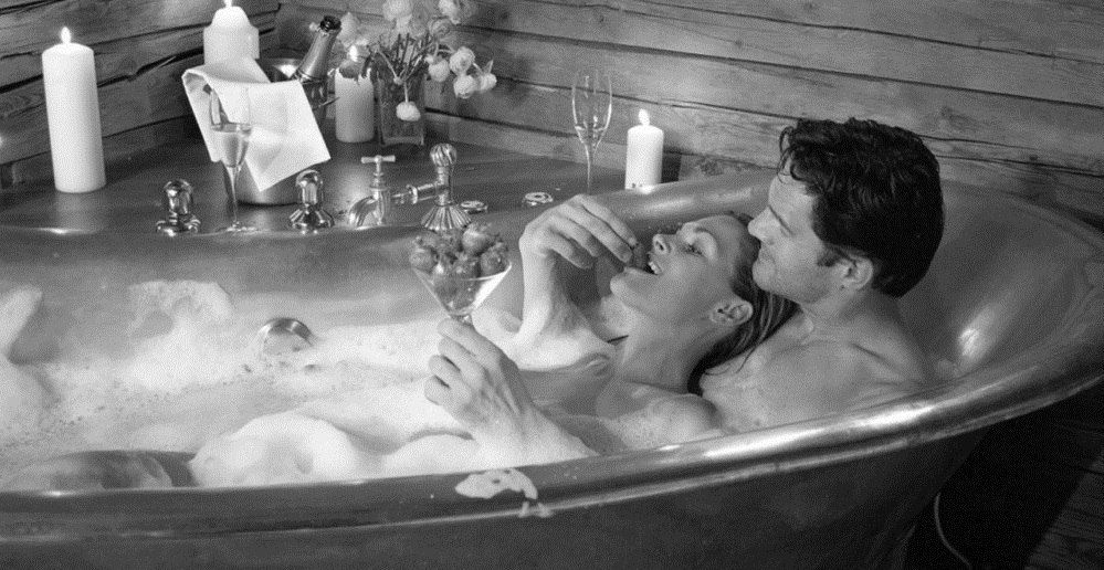 Лесбиянки принимают ванну