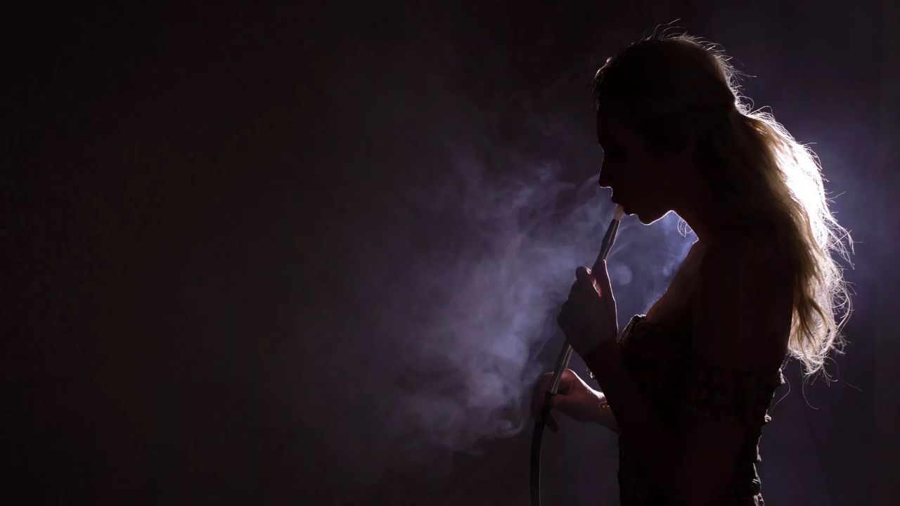 Курящая брюнетка в любительском видео от первого лица дымит и трахается в бритую щель