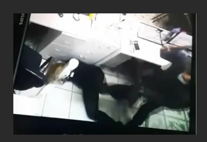 Парень порет девушку в пекарне перед камерой видеонаблюдения