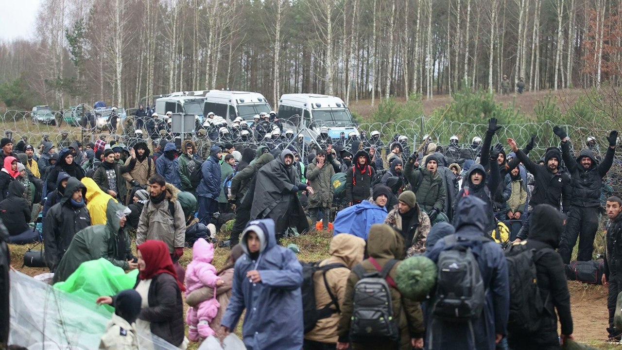 Тысячи мигрантов заблокировали белорусско-польскую границу