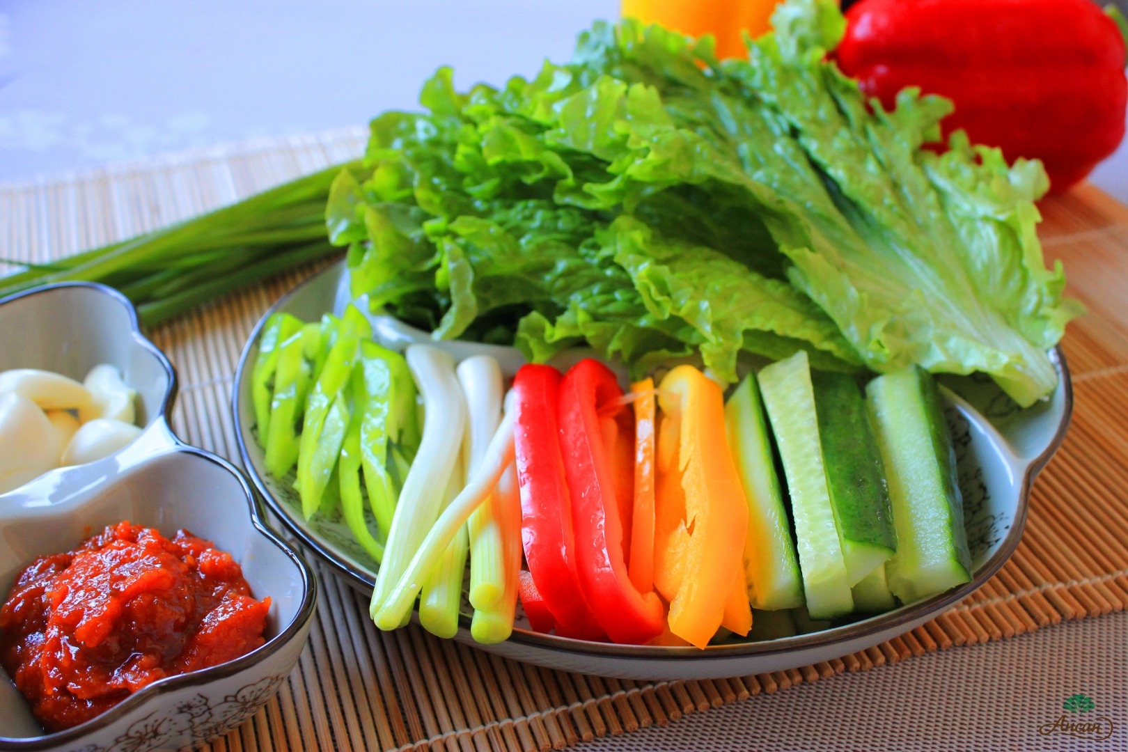 5 нарезка овощей. Овощная нарезка. Нарезанные овощи. Свежие овощи и зелень. Овощи свежие на праздничный стол.