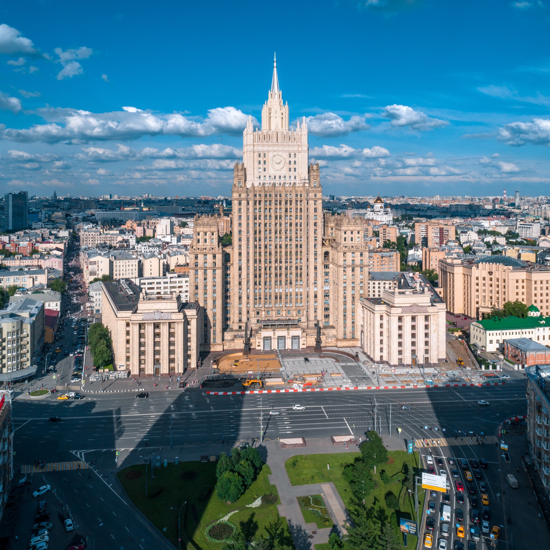 Покажи фото здания. Высотка гостиница Украина. Сталинская высотка Рэдиссон. Сталинские высотки Украина. Высотка МИД гостиница Украина.