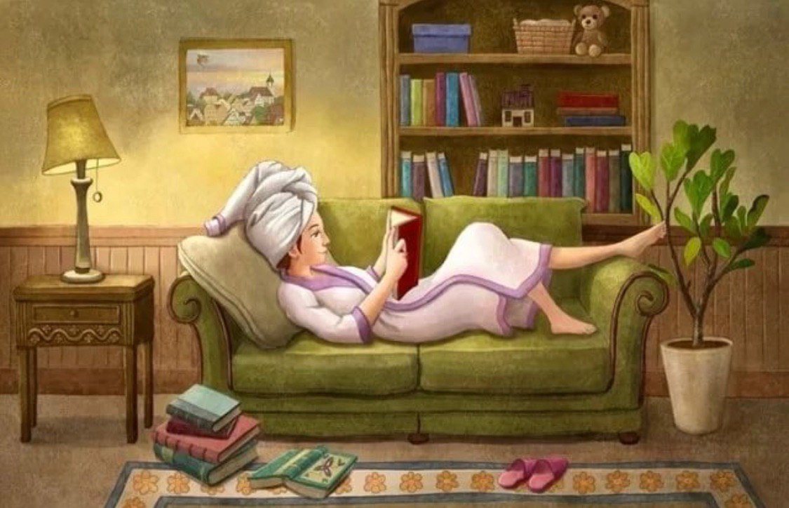Девушка с книгой на диване