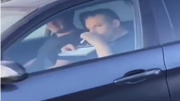 Mientras conduce se va drogando