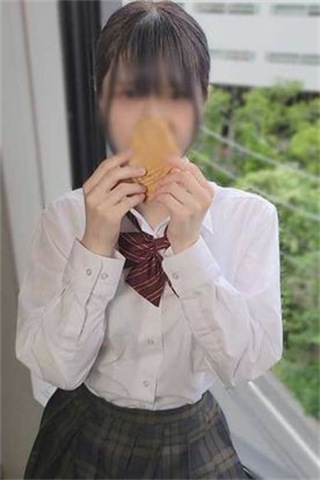 Bóng dáng cô gái mặc áo sơ mi trắng làm việc trong cửa hàng thực phẩm Nhật Bản thấp thoáng thực sự rất thú vị