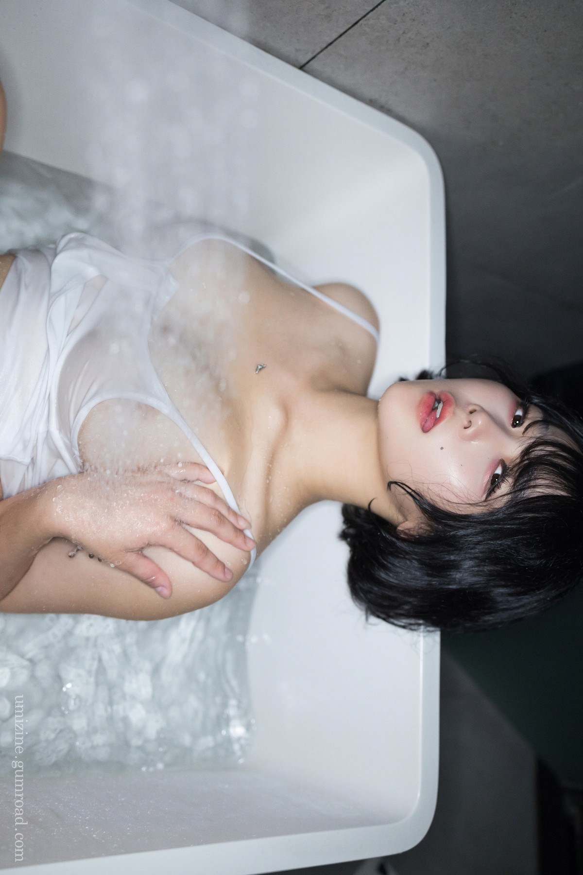 ZIA.Kwon 권지아, [UMIZINE] Bathtub Mermaid Set.02 31