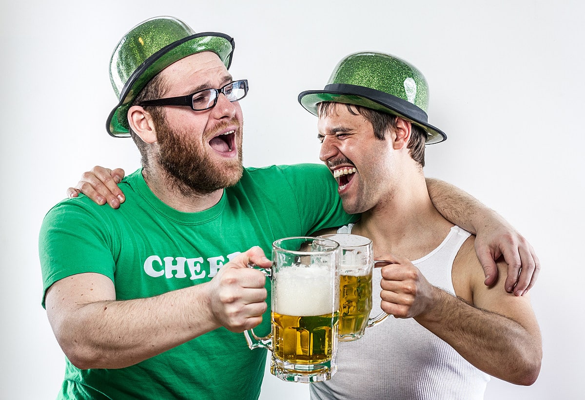 Два мужика пьют пиво