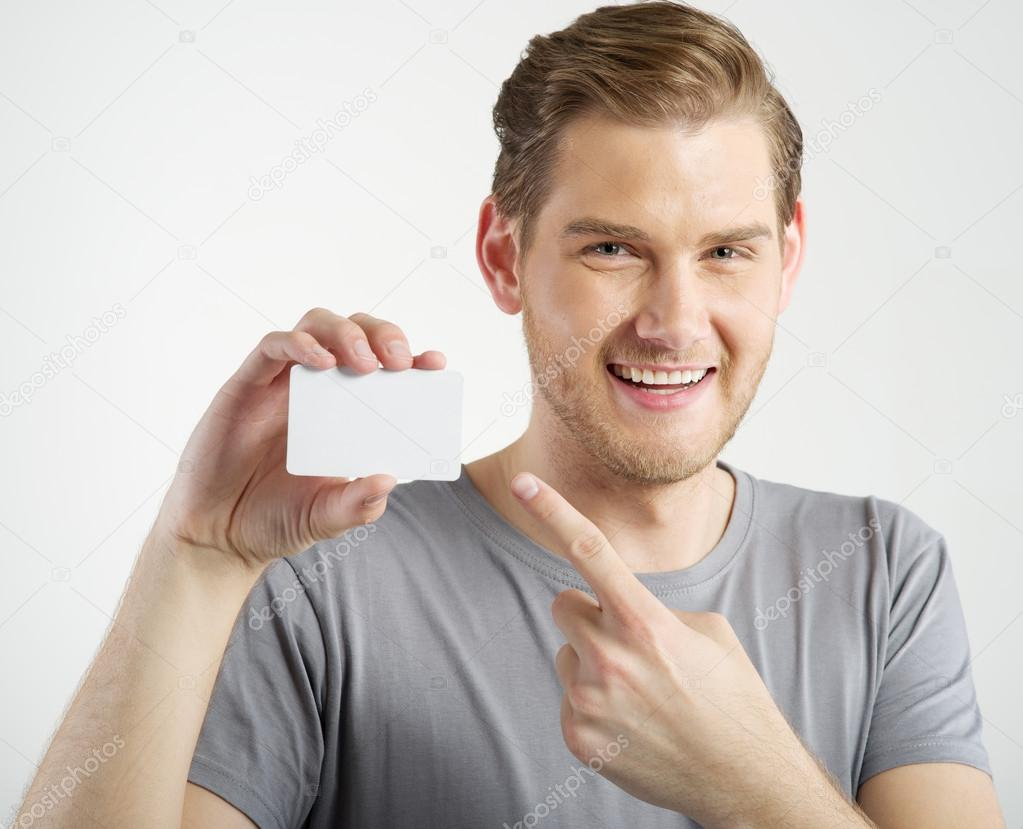 Человек держит фото. Мужчина держит карту. Man holding Card. Человек держит карточку 2 %. Парень держит карту перед лицом.