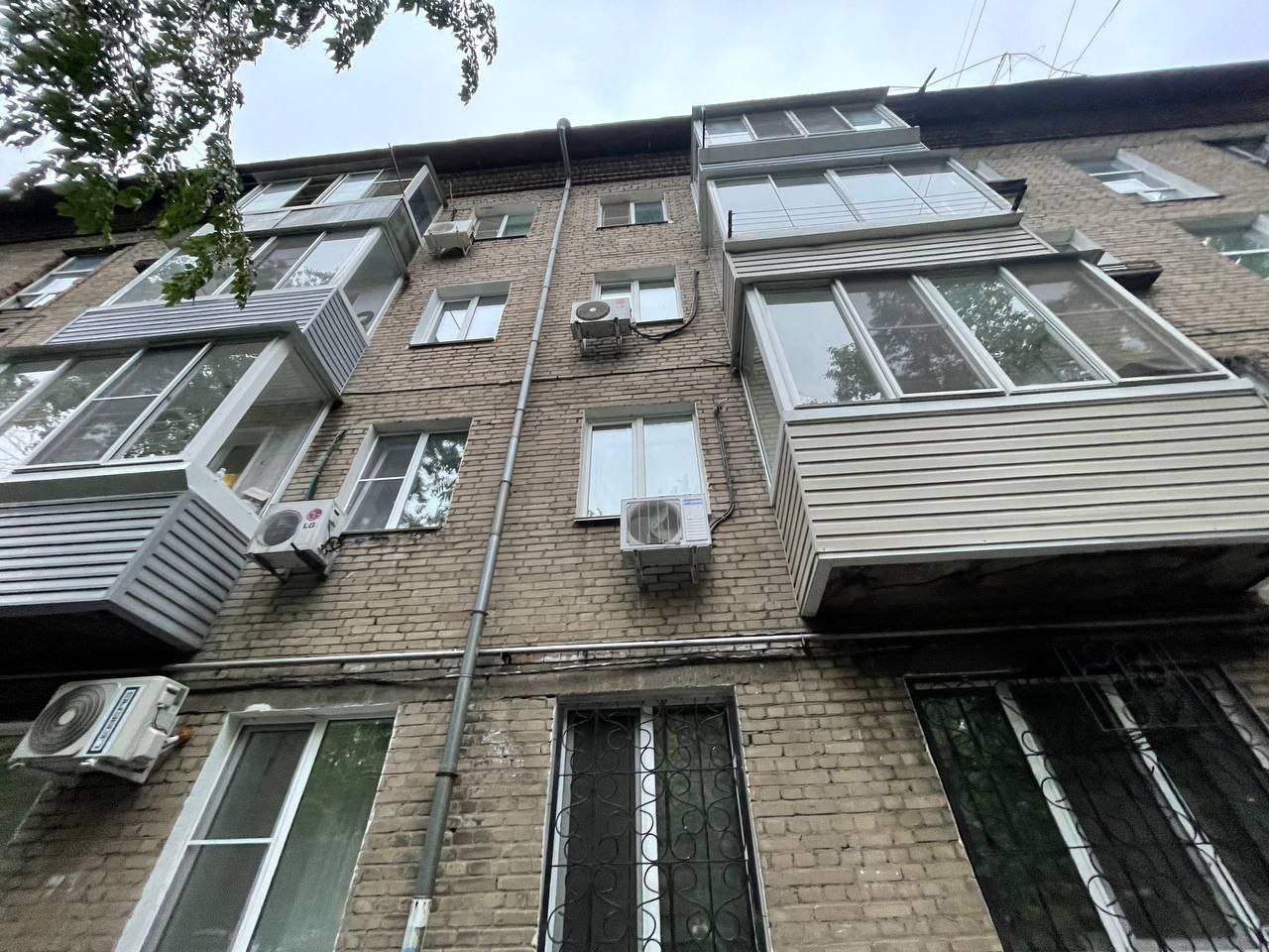 В Хабаровске 5-летняя девочка выпала из окна второго этажа