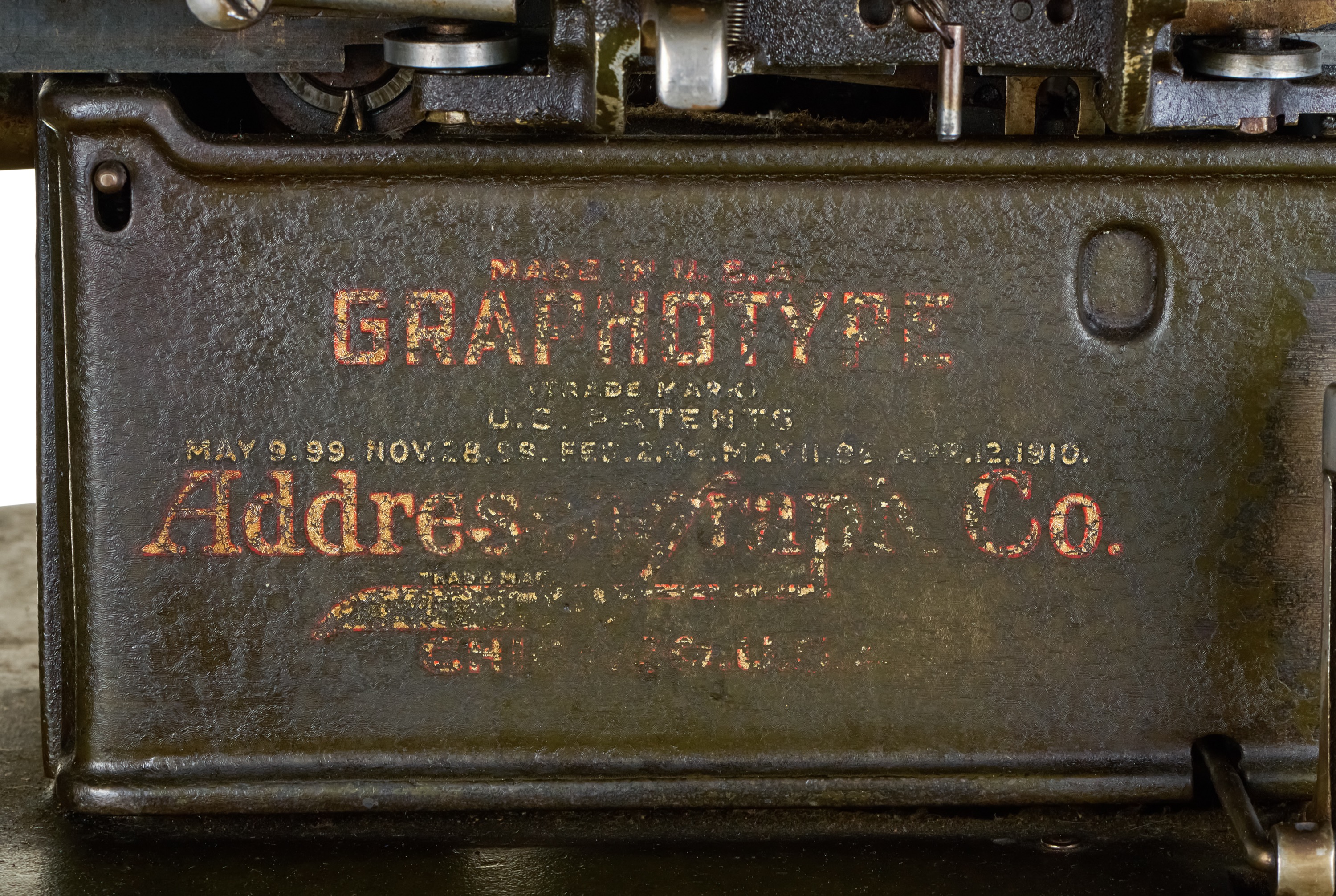 Печатная машинка, которая выдавливает буквы на металлических пластинах ...