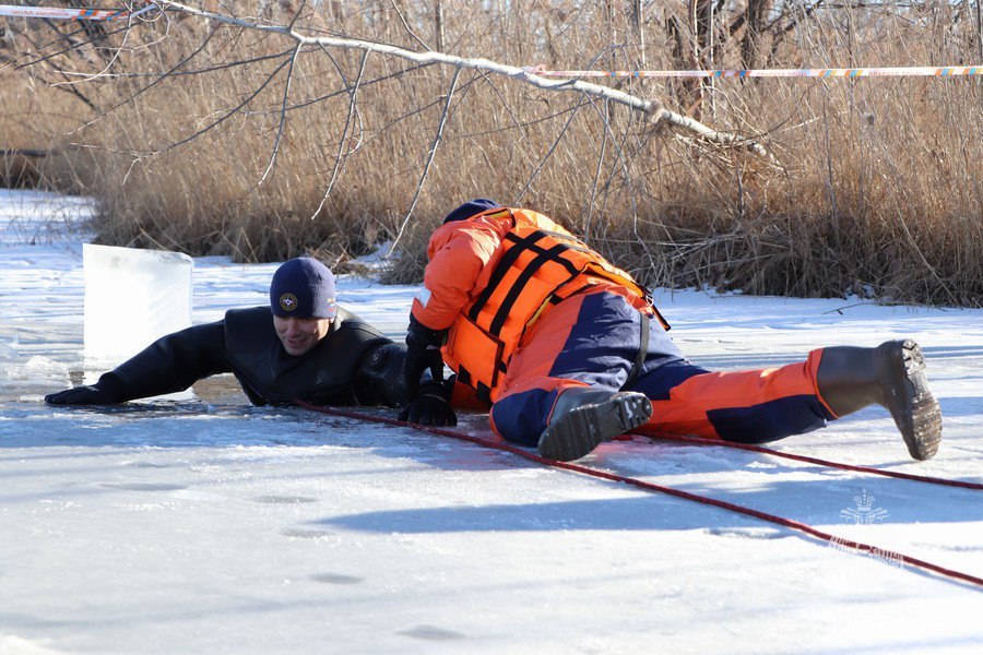Рыбака сняли с льдины посередине Амура МЧС Хабаровского края