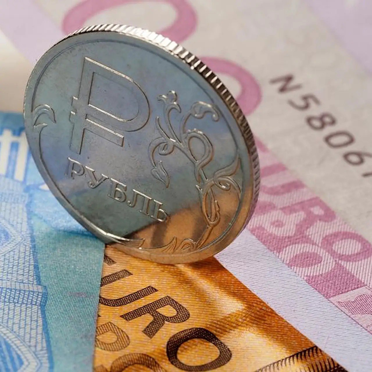 Рубль снижается. Рубль укрепляется. Падение рубля. Валюта рубль. Рубль крепнет.