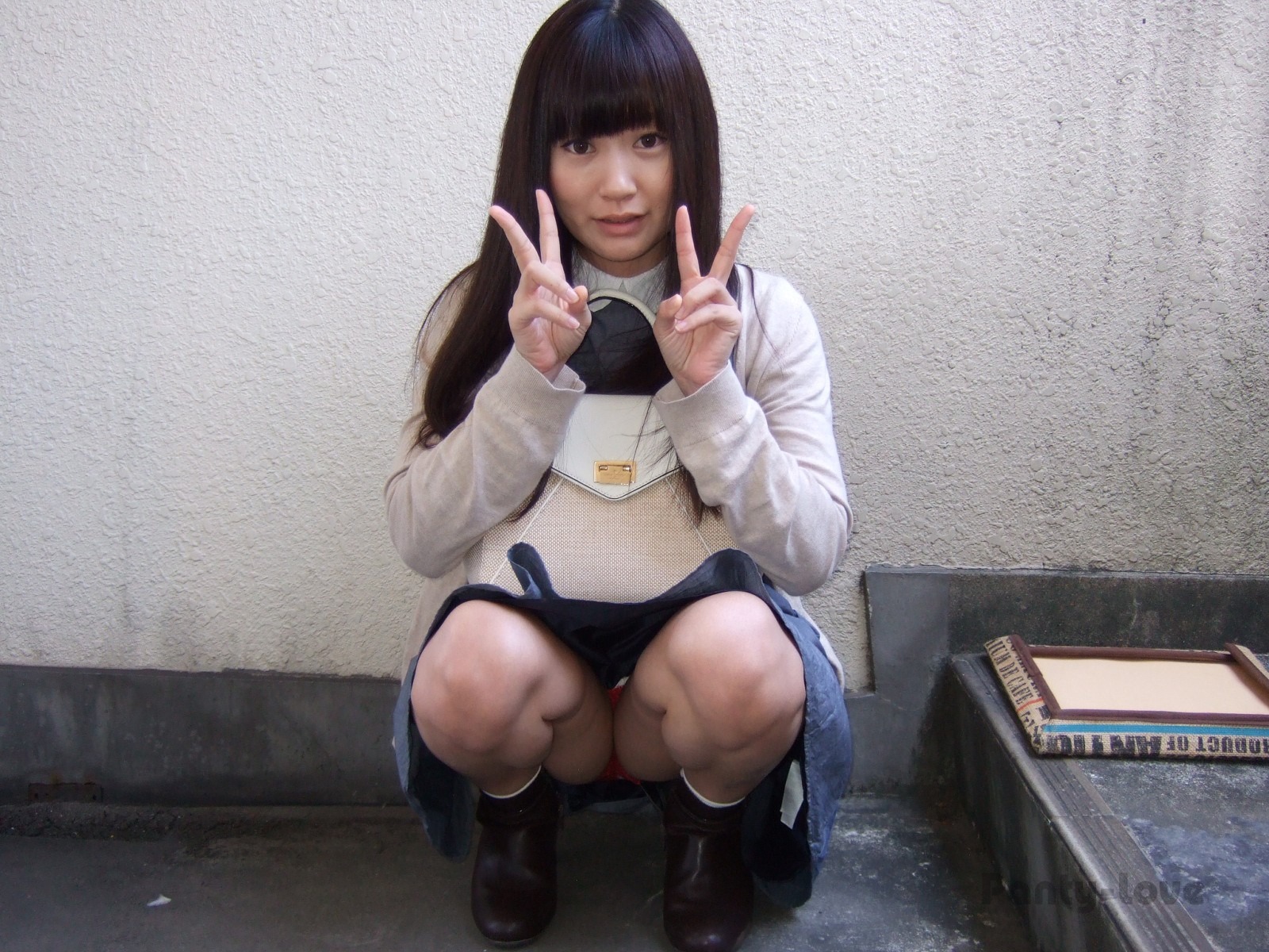 青涩小妹楼梯间内衣展示 10