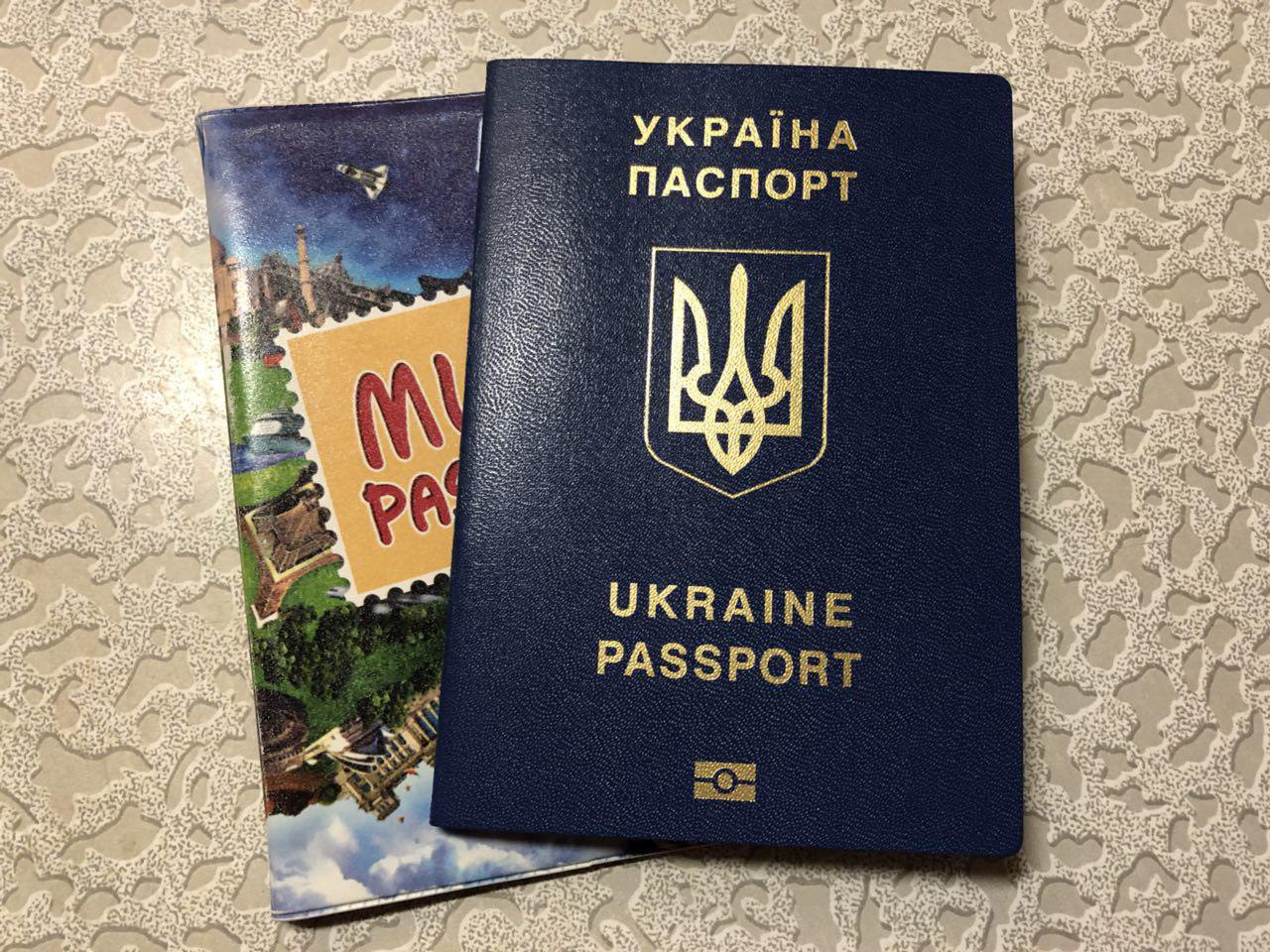 Украинский паспорт в комнате