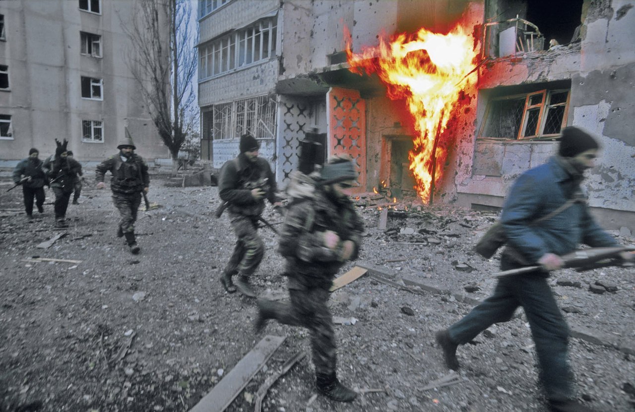 Теракт перед чеченской войной. Чечня Грозный штурм август 1995. Штурм президентского дворца в Грозном 1995.