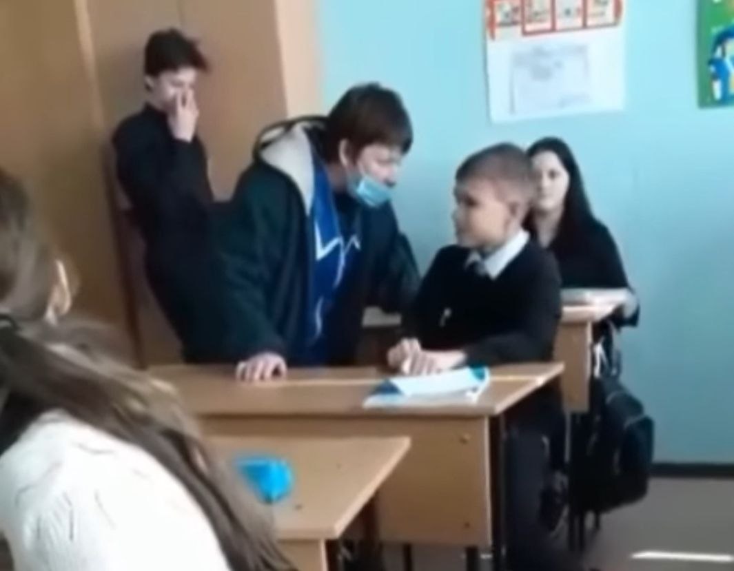 Уборщица уволена после конфликта со школьником в Хабаровске