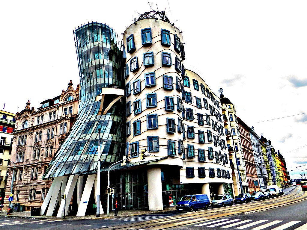 Dancing house. Фрэнк Гери Танцующий дом в Праге. Фрэнк Гери Танцующий дом в Праге 1995. Джинджер и Фред здание в Праге. Фрэнк Гери национальный банк Нидерландов в Праге.