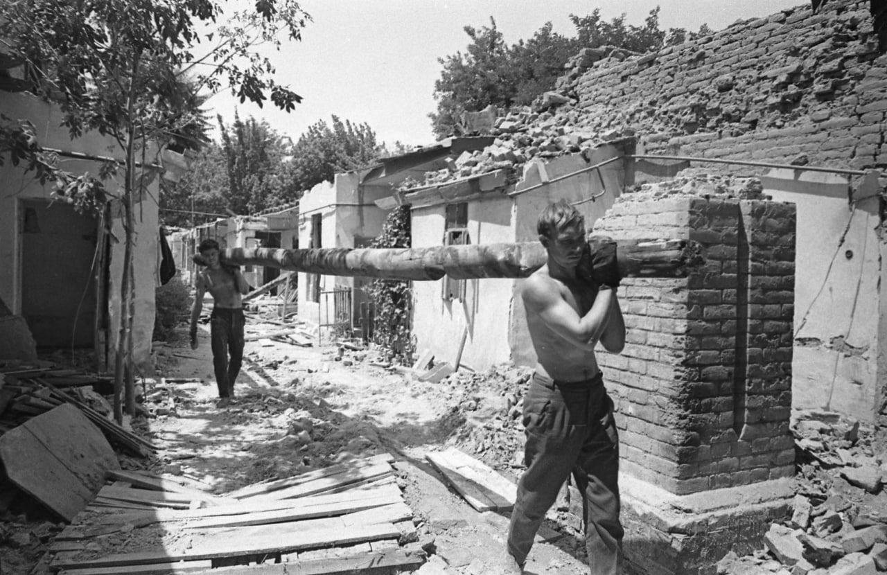 Землетрясения в ташкенте в каком году. Землетрясение в Ташкенте в 1966. Землетрясение 1966 года в Ташкенте. Зилзила Ташкент 1966 йил. Ташкент после землетрясения 1966.