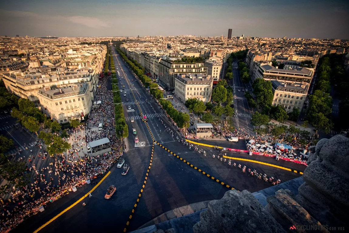 Des champs elysees. Франция Париж Елисейские поля. Достопримечательности Франции Елисейские поля. Елисеевы поля Париж. Елисейские поля в Париже фото.