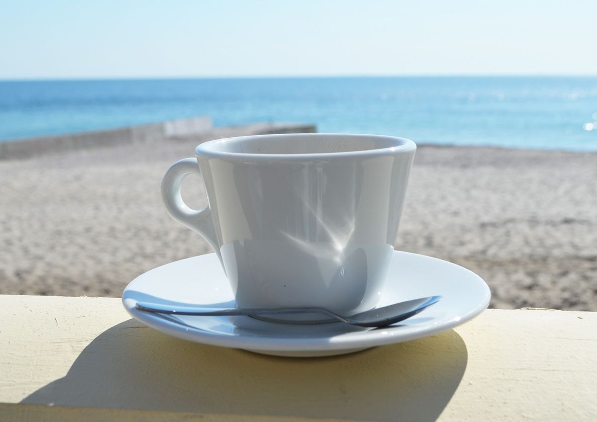 Sea cup. Кофе и море. Чашка кофе на море. Утро на море с кофе. Доброе утро море и кофе.