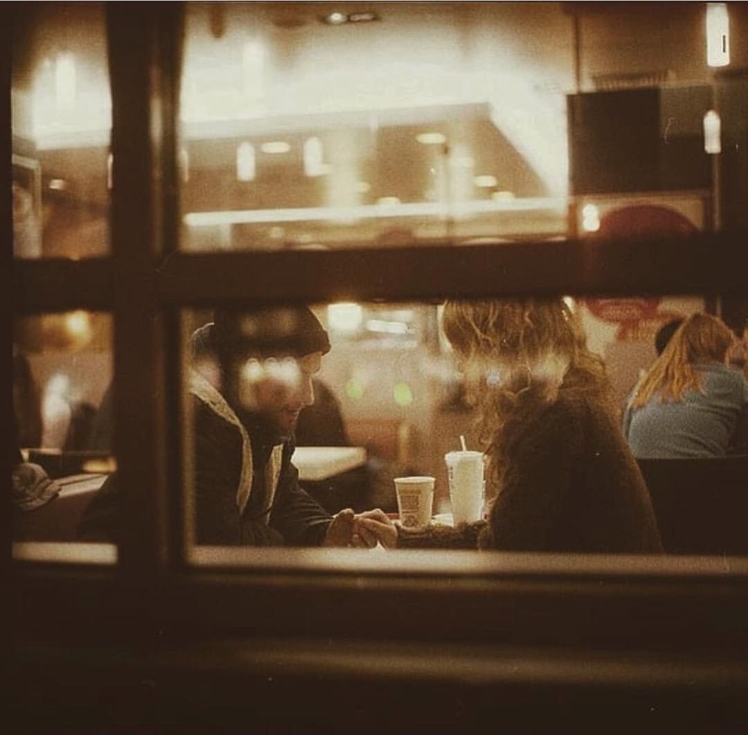 Пара в кафе за окном
