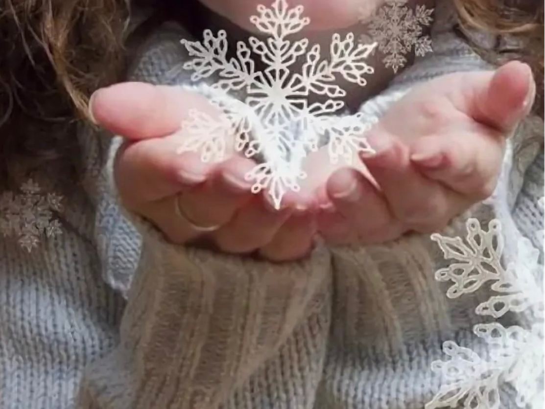 Песня счастья новый год. Снежинка на руке. Снежинка на ладошке. Тающая Снежинка на руке. Снежинка на ладошке новый год.