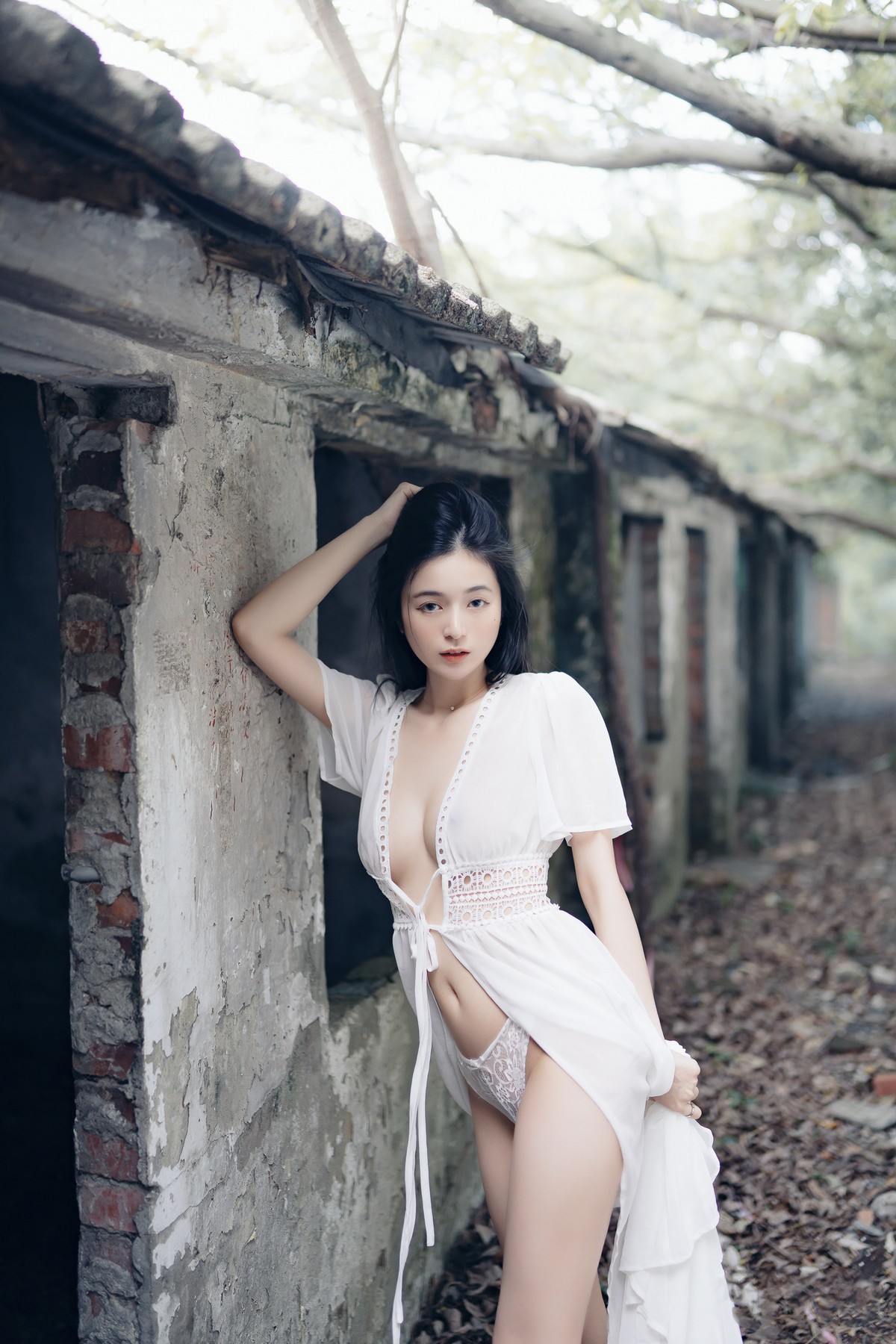 巨乳仙仙辰 野外露出初體驗❤️ 紅衣+透明內褲 裸上身吊帶褲 透明白色罩衫 Vol.02 46