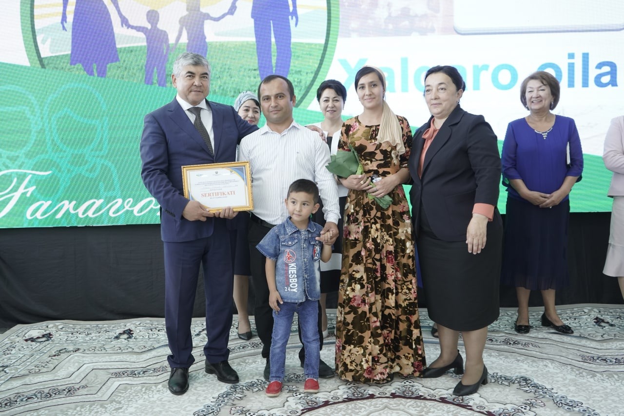 Oila mahalla. Семья узбекистан махалля. 15 май халқаро оила. Oila mahalla. Узбекская семья.