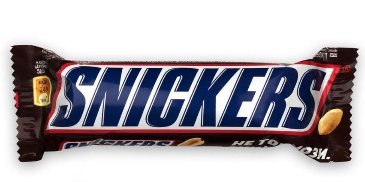 Состав сникерса. Батончик snickers 50.5г. Батончик ШОК. Сникерс 50,5г. Шоколадный батончик snickers 50,5г. Сникерс без фона.