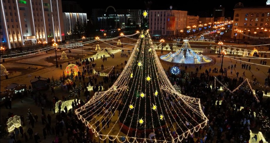 Главная краевая ёлка Хабаровска засияла новогодними огнями
