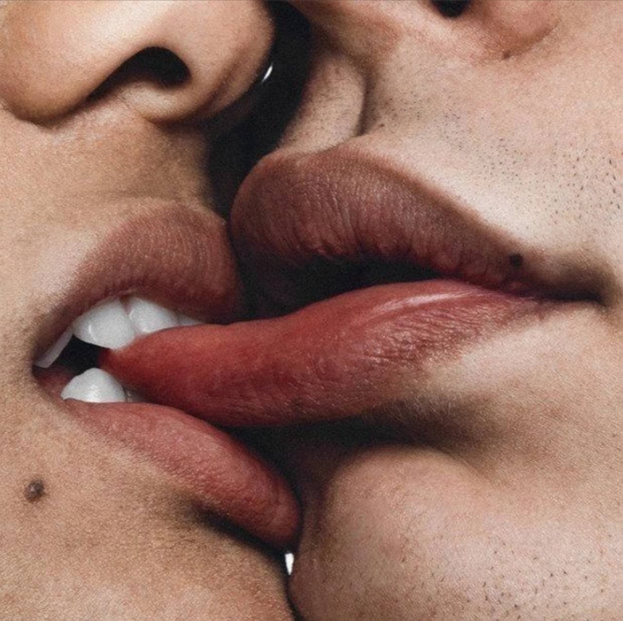 Кусание сосков. Мужские губы поцелуй. Поцелуй с языком. Страстные губы.