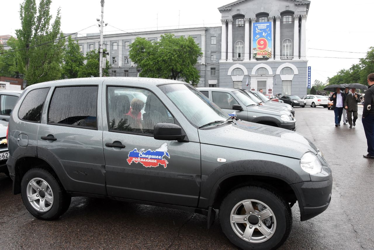 Автомобиль курская область. Пожилой человек на Ниве Шевроле.