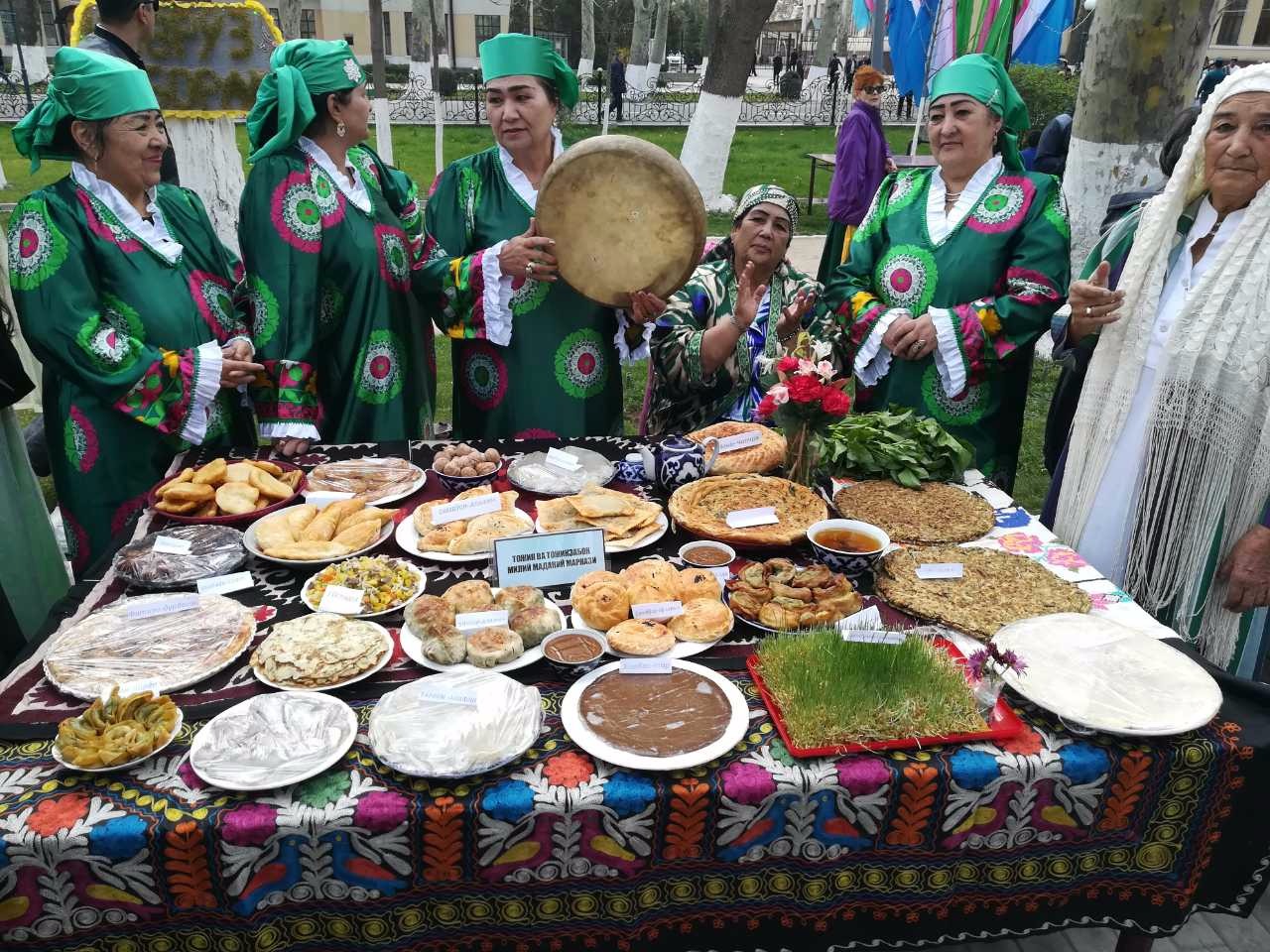 Навруз в башкирии. Праздник Навруз праздничный стол. Навруз дастурхони. Навруз в Узбекистане. Стол Навруза в Киргизии.