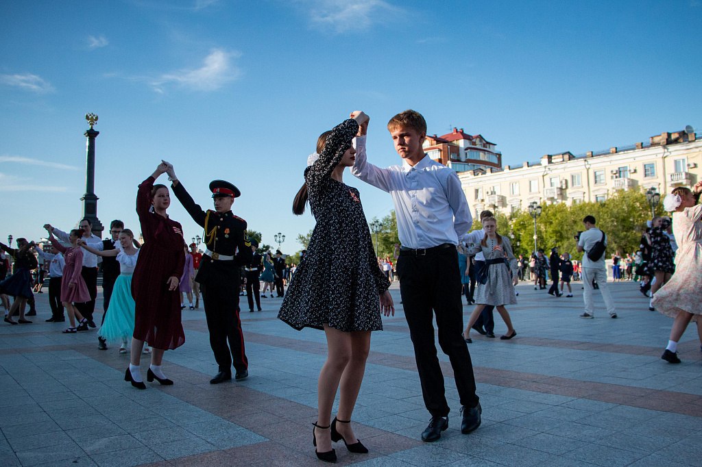 100 пар станцевали «Победный вальс» на площади «Город воинской славы» в Хабаровске