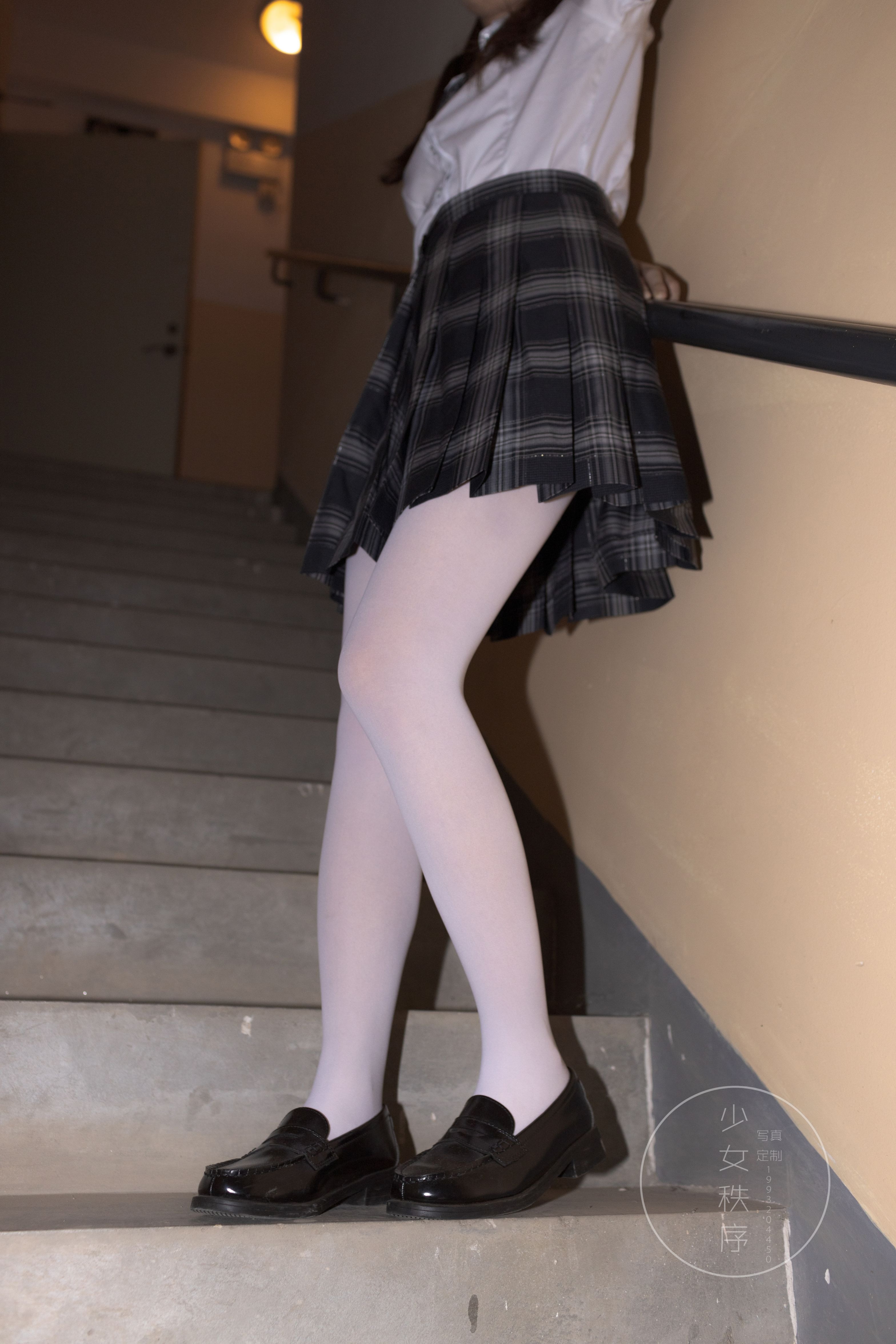 少女秩序 楼道无内白丝JK少女 36