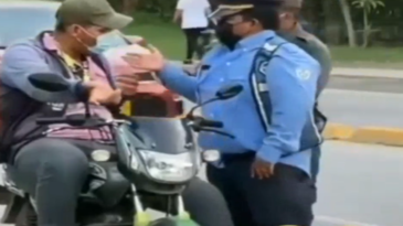 Policia imponiendo respeto