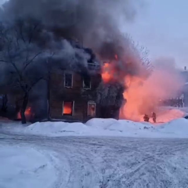 Аварийный дом сгорел в Хабаровске