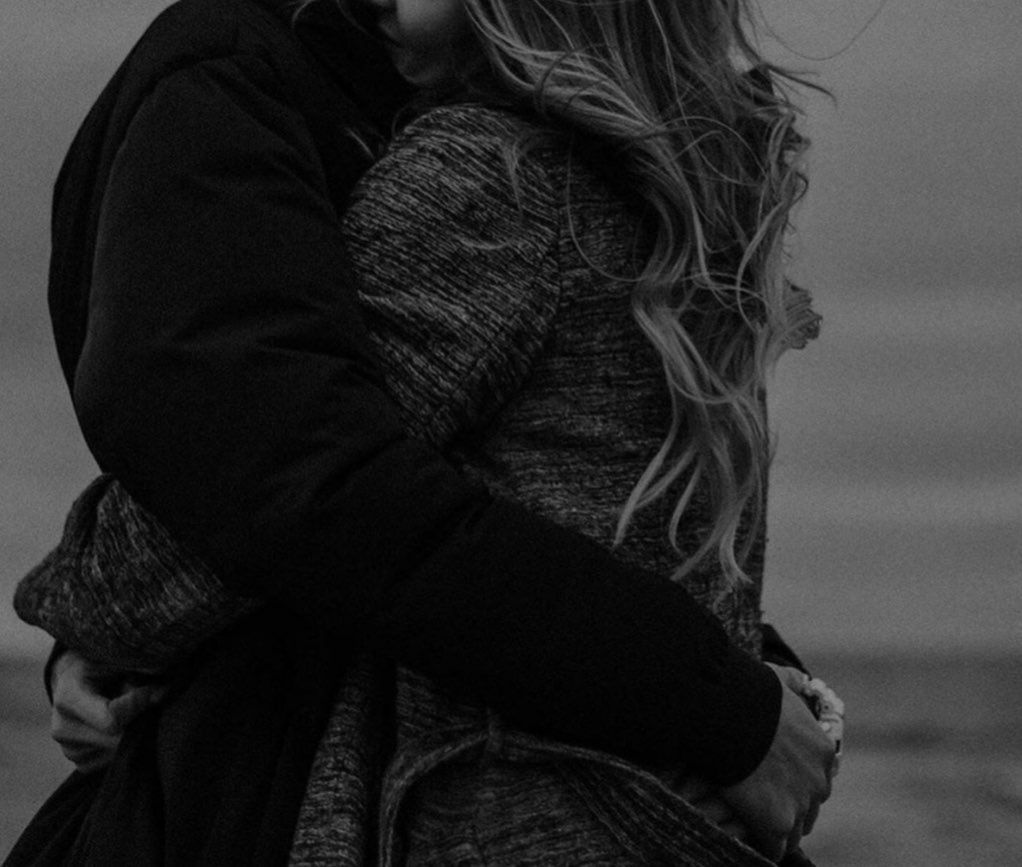 Фото парень обнимает девушку черно белое фото