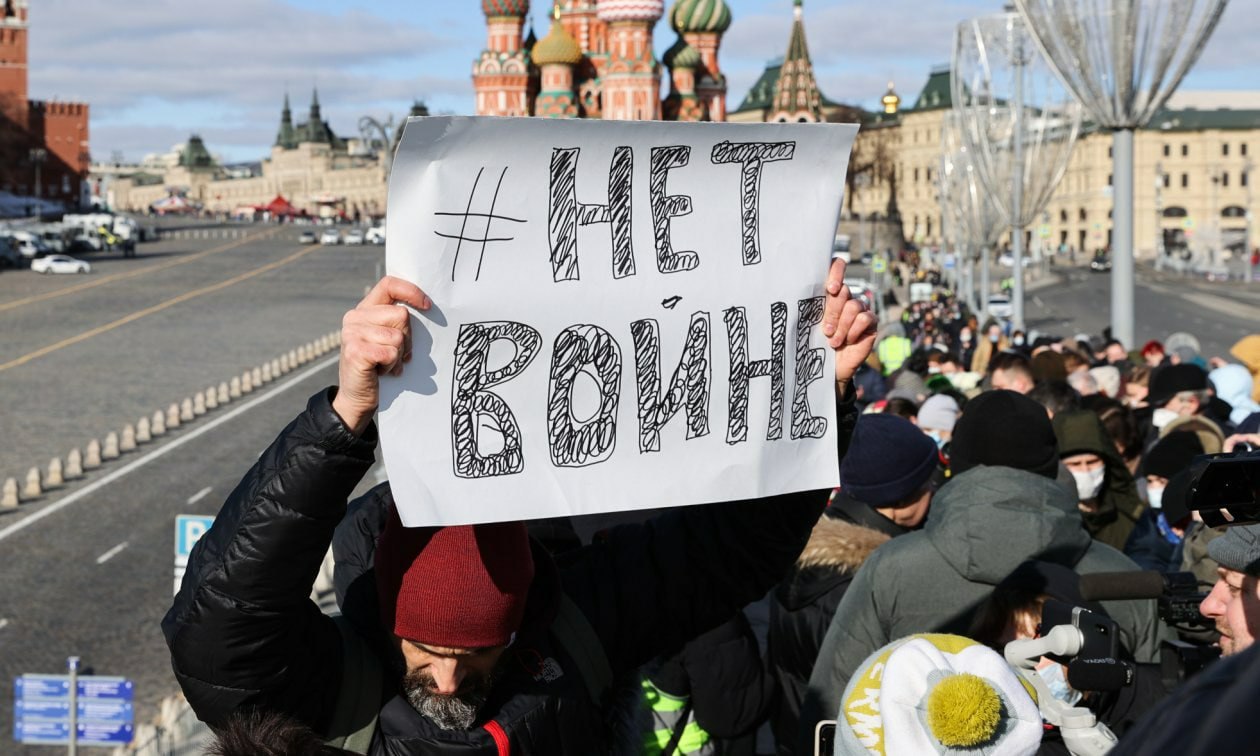 Протестовать против. Митинг нет войне. Нет войне пикет. Митинги в России. Антивоенные протесты.