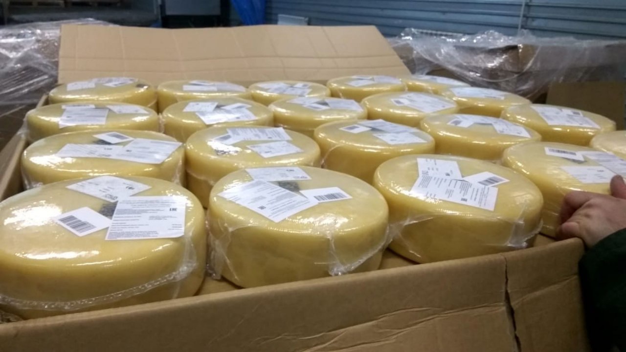 Подмосковных таможенников отдали под суд за продажу якобы уничтоженного сыра