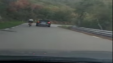 Ciclista loco termina chocando con un coche