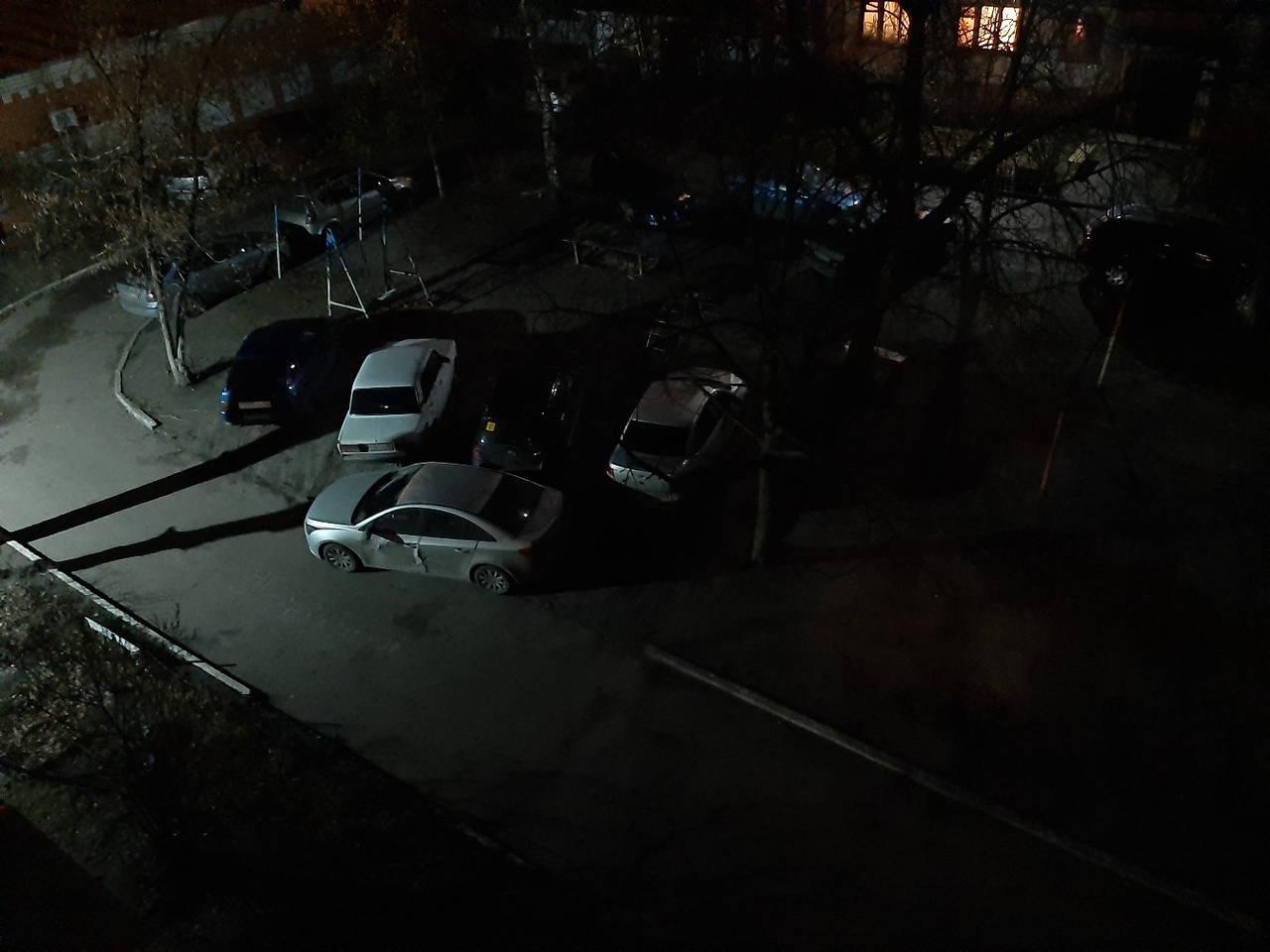 Парковка во дворе ночью