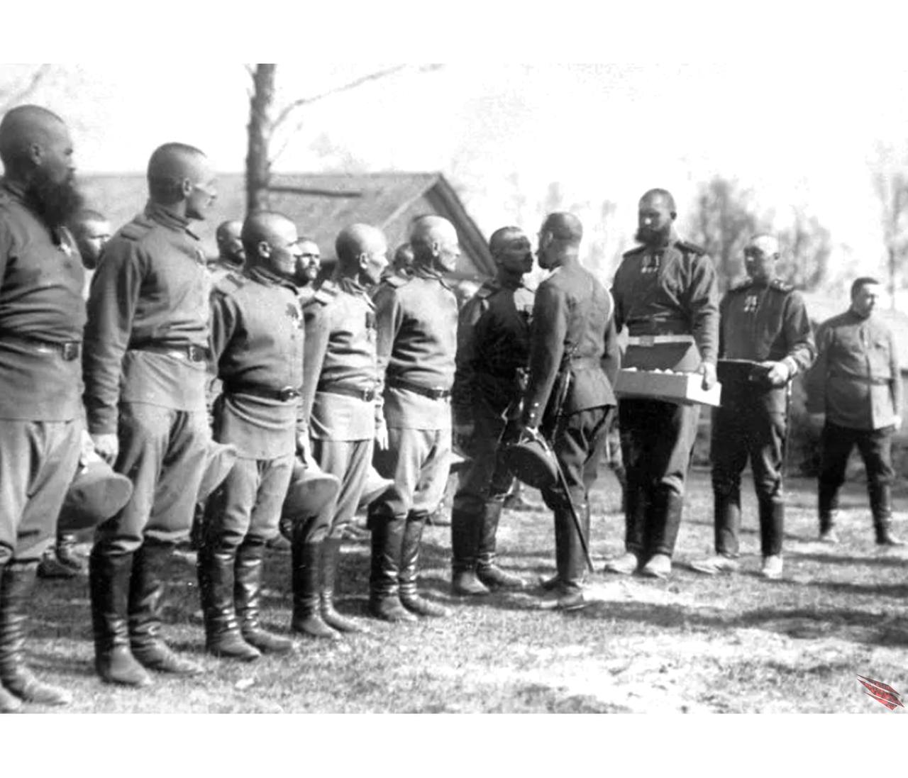 Государь Николай II христосуется с солдатами РИА.: melissa_12 — LiveJournal