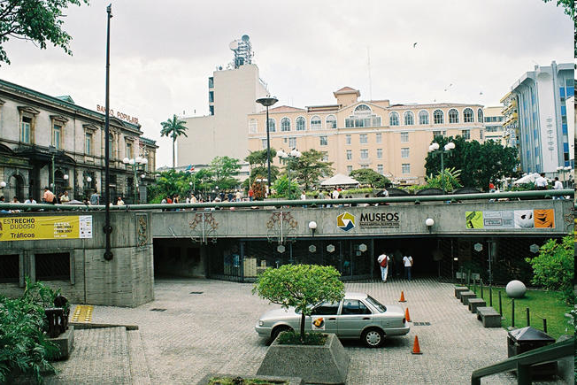 Plaza de La Cultura, en sus bajos Museo Precolombino y Museo de Numismática.