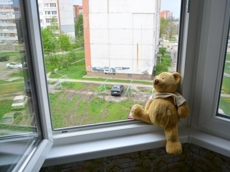 Двухлетняя девочка вывалилась из окна в Хабаровске